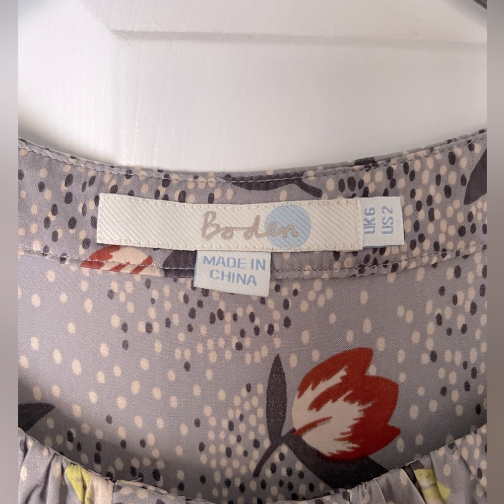 Boden Women’s Silk Gray Floral Juliet Blouse Top short sleeve Size 2 - Picture 4 of 5